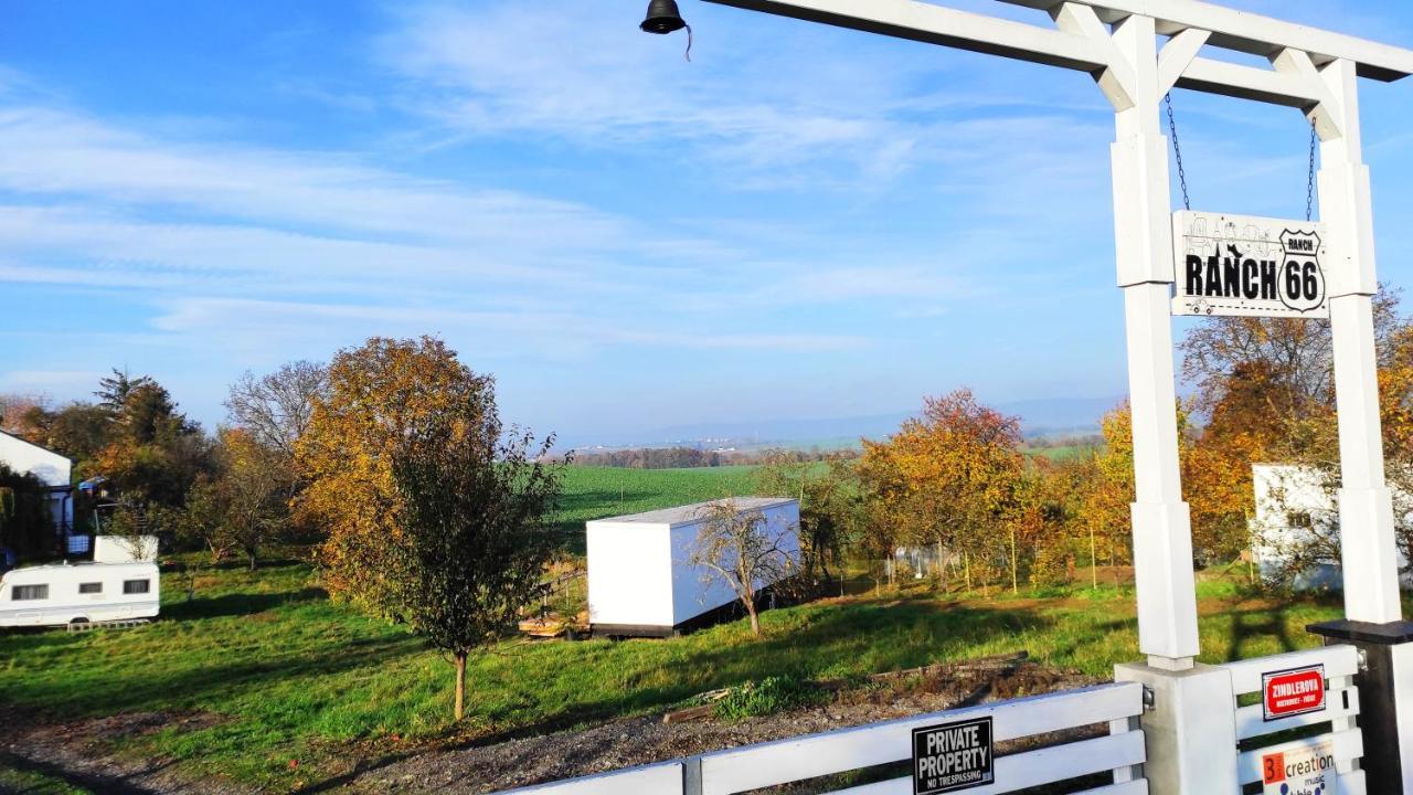 Ranch 66 - Moderni Tiny House Black Swallow Ve Stylu Route 66 Se Saunou A Bazenem Tršice 外观 照片