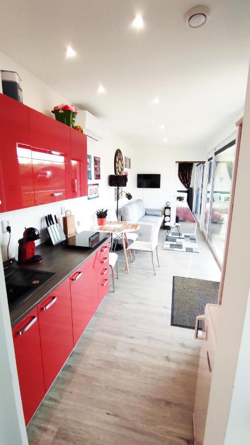 Ranch 66 - Moderni Tiny House Black Swallow Ve Stylu Route 66 Se Saunou A Bazenem Tršice 外观 照片