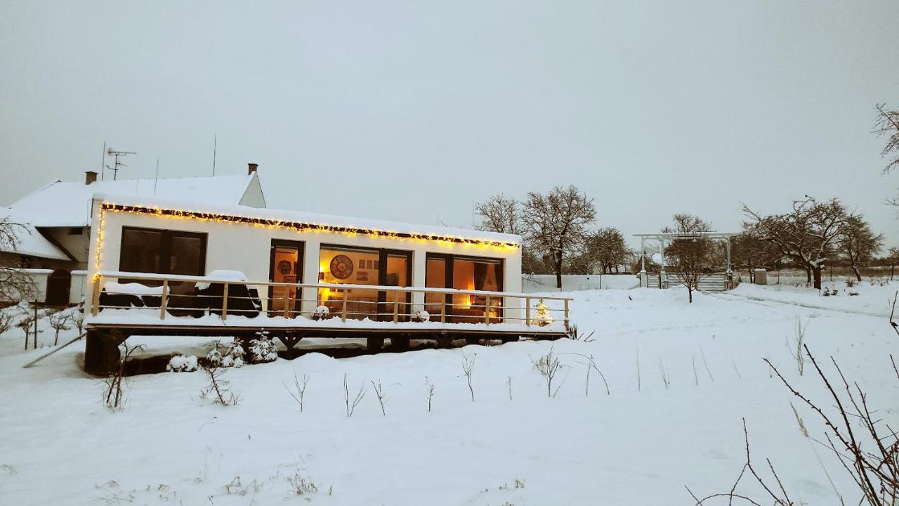Ranch 66 - Moderni Tiny House Black Swallow Ve Stylu Route 66 Se Saunou A Bazenem Tršice 外观 照片