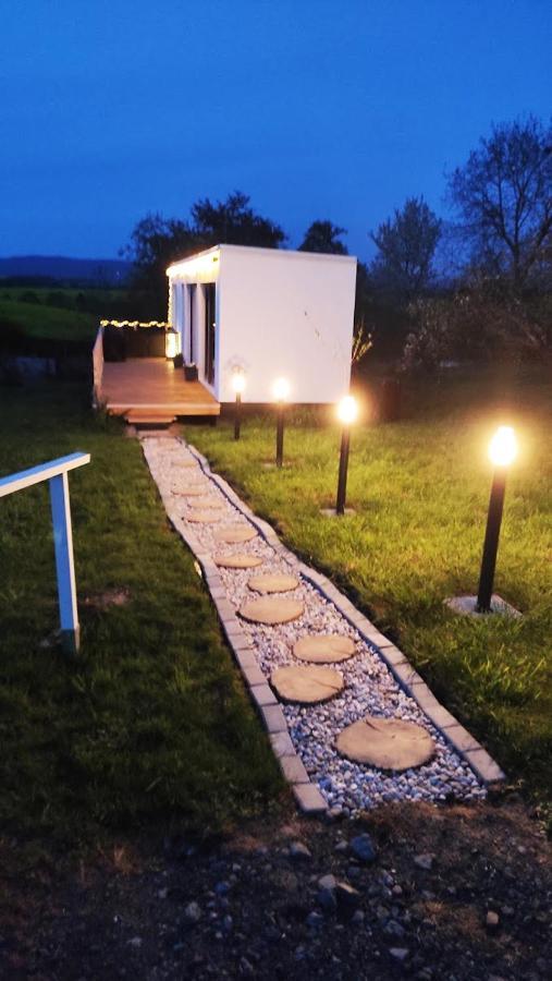Ranch 66 - Moderni Tiny House Black Swallow Ve Stylu Route 66 Se Saunou A Bazenem Tršice 外观 照片