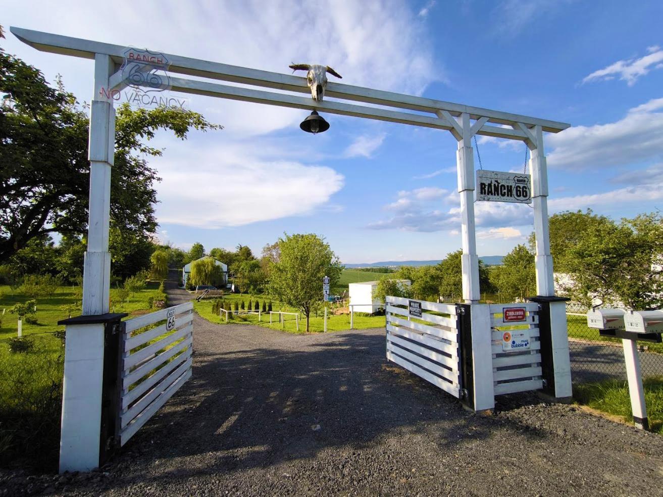Ranch 66 - Moderni Tiny House Black Swallow Ve Stylu Route 66 Se Saunou A Bazenem Tršice 外观 照片