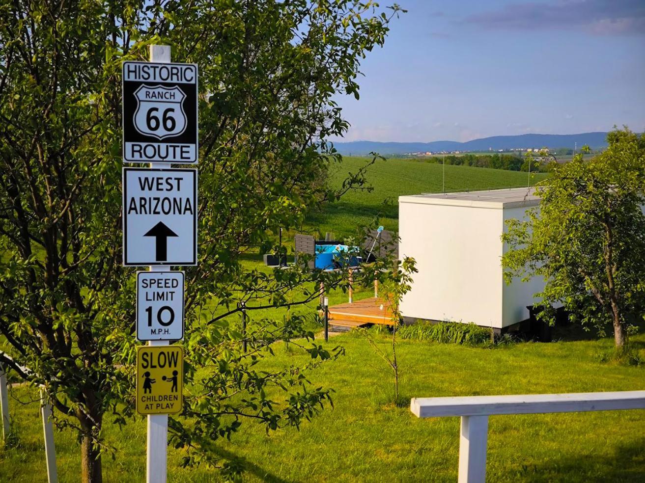 Ranch 66 - Moderni Tiny House Black Swallow Ve Stylu Route 66 Se Saunou A Bazenem Tršice 外观 照片