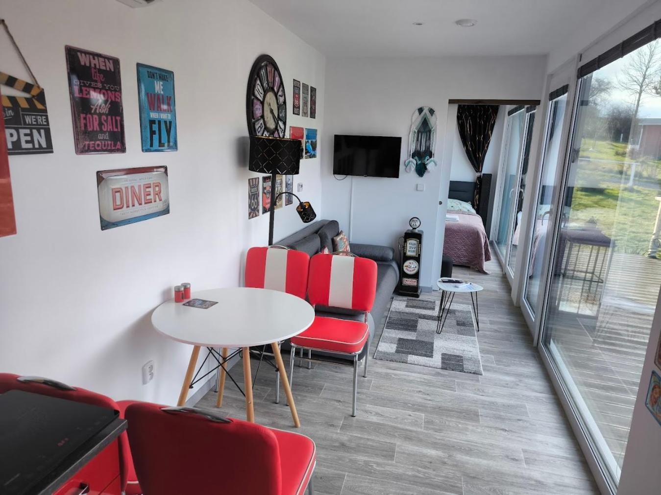 Ranch 66 - Moderni Tiny House Black Swallow Ve Stylu Route 66 Se Saunou A Bazenem Tršice 外观 照片