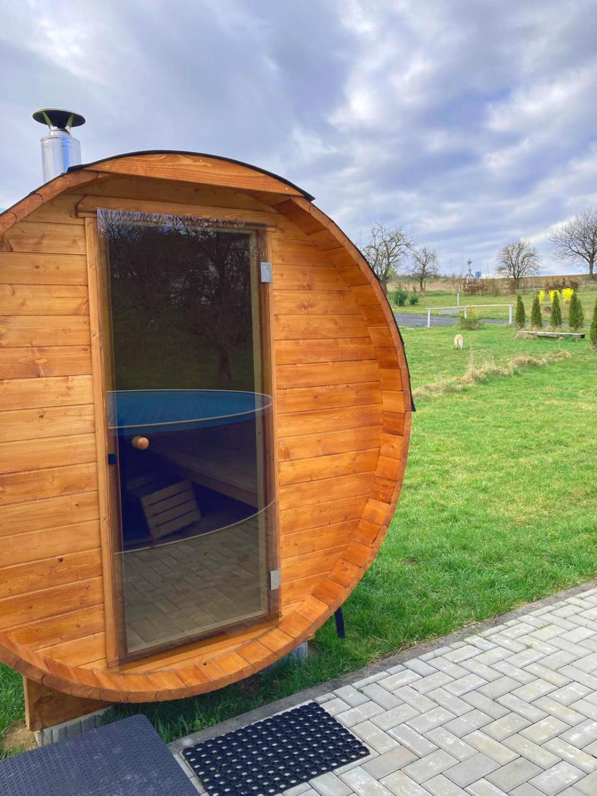 Ranch 66 - Moderni Tiny House Black Swallow Ve Stylu Route 66 Se Saunou A Bazenem Tršice 外观 照片
